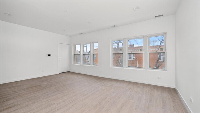 Foto del edificio - 2353 N Springfield Ave