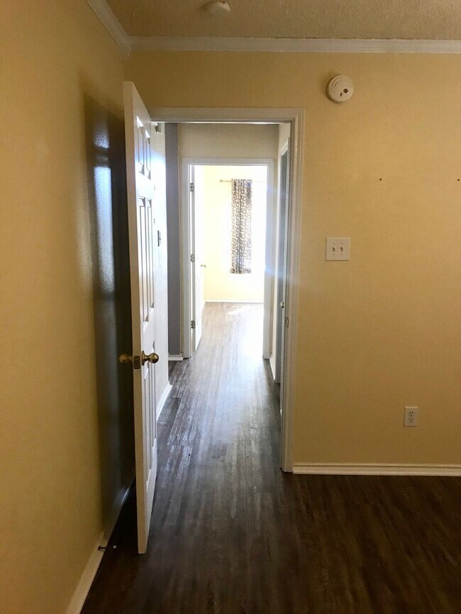 Building Photo - Fantastic 3/2/2 located in South Lubbock! ...