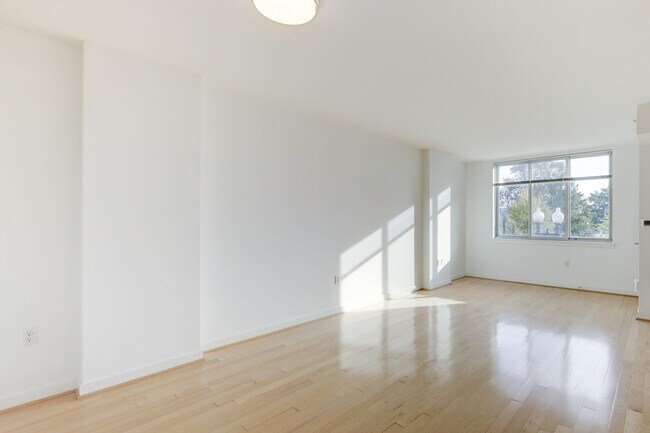 Foto del edificio - 1000 New Jersey Ave SE