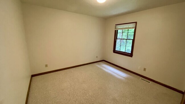 Building Photo - 2 Bed / 1.5 Bath Townhouse Available Now
