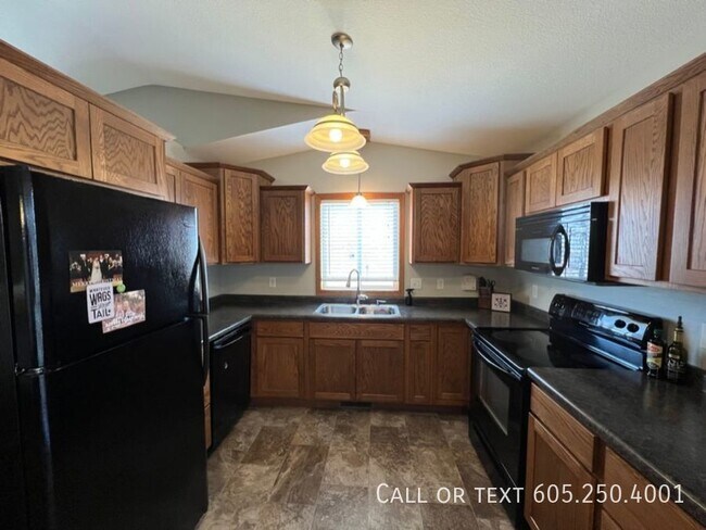 Building Photo - Perfect 3 bedroom home with a fenced yard ...