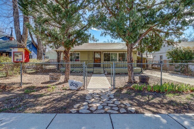 Building Photo - 3 Bedroom, 2 Bath Located Minutes From Dow...