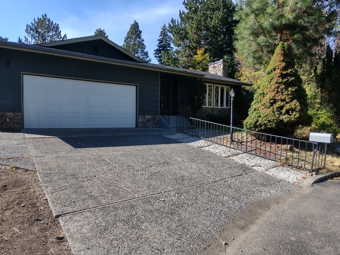 SingleStory Gardener's Dream Home Located... House Rental in Bend