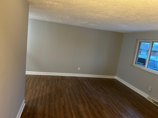 Building Photo - 907 Birchwood Dr