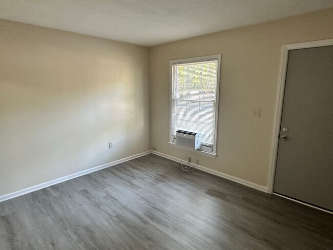 Building Photo - Newly Renovated Two Bedroom Townhome!!
