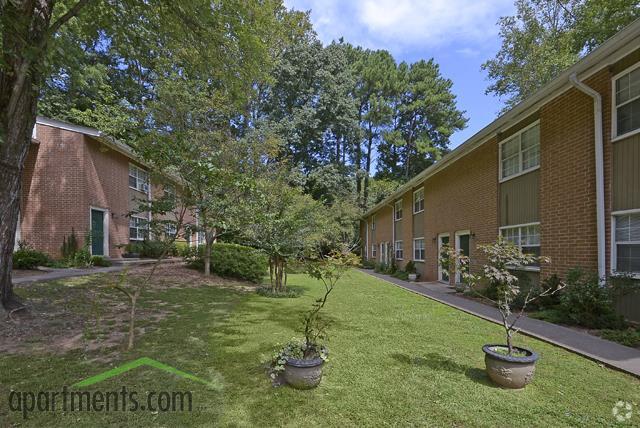 Courtyard - Highland Springs Apartments