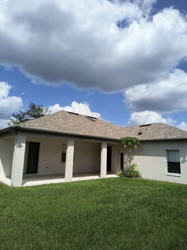 Foto del edificio - Single Family Home in Poinciana - FREE RENT!!!