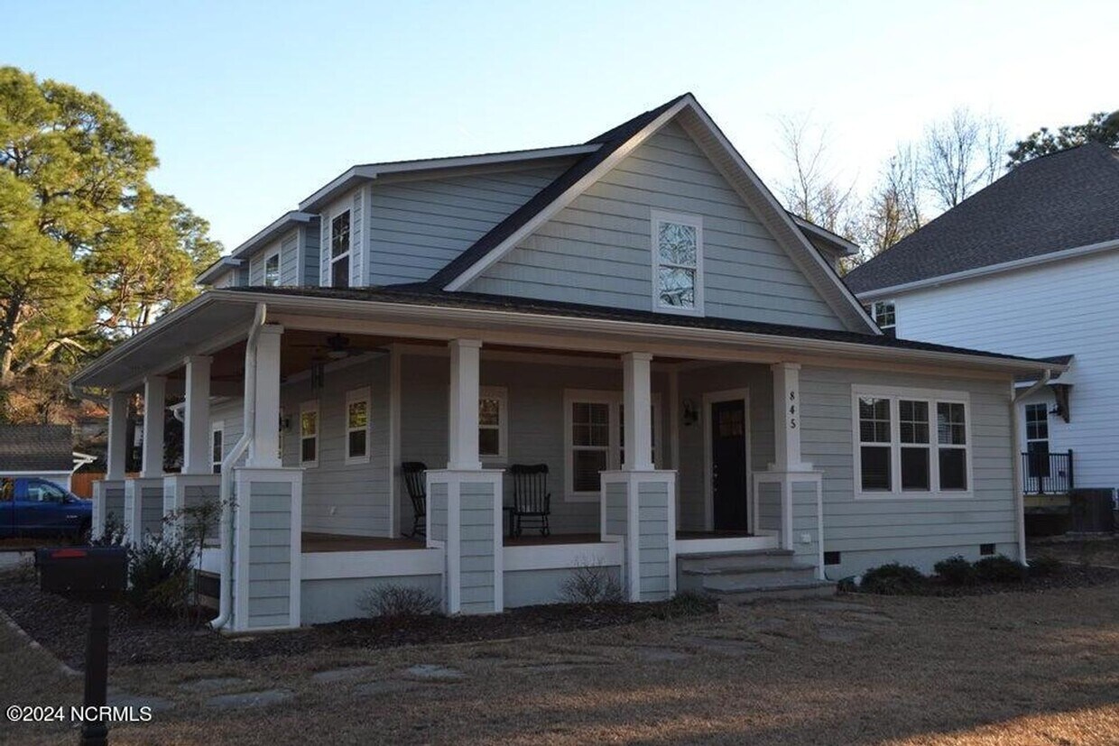 Primary Photo - Downtown Cottage within walking distance t...