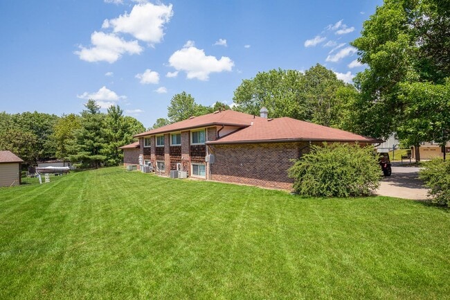 Building Photo - 6011 Queens Dr