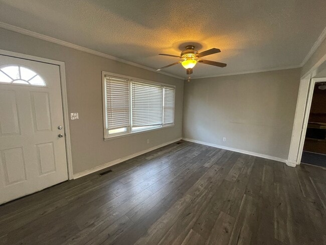 Building Photo - 3 Bedroom 1 Bathroom Home Available!