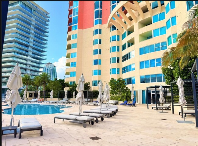 Foto del edificio - 400 S Pointe Dr