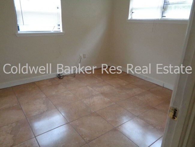 Building Photo - 4816 Deauville Dr