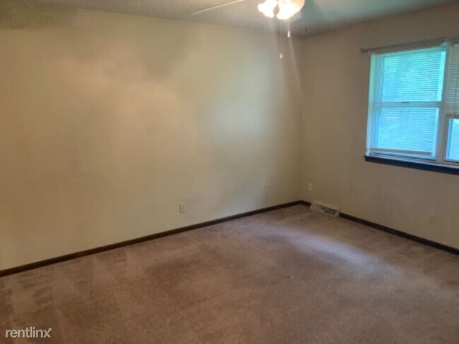 Building Photo - 2 br, 1.5 bath Townhome - 1031 Quincy