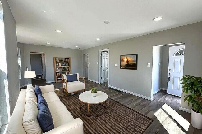 Foto del edificio - Modern Pet-Friendly Home with Fenced Yard in Central Pueblo!