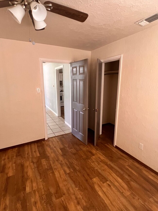 Building Photo - Gorgeous updated property!