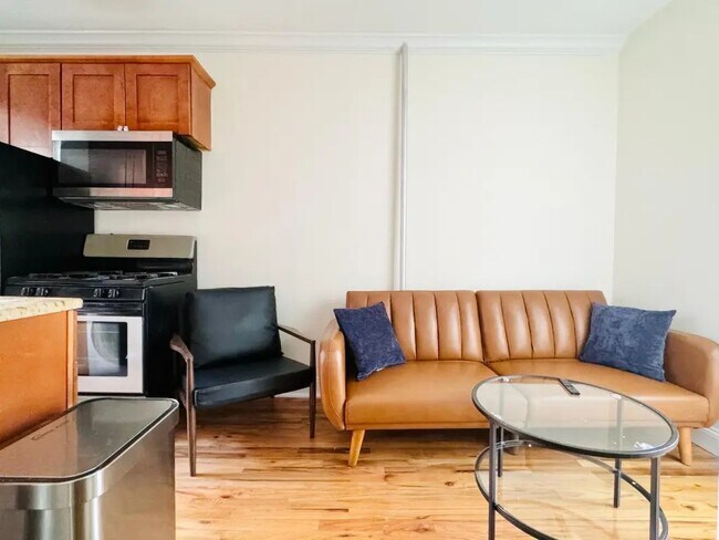 Foto del edificio - Furnished room/NOT APARTMENT