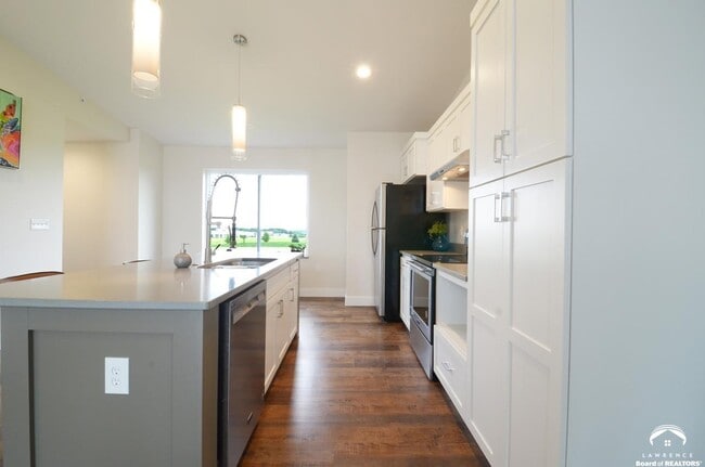 Building Photo - 3600 Thomas Ct