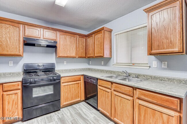 Foto del edificio - 14310 Gil Reyes Dr