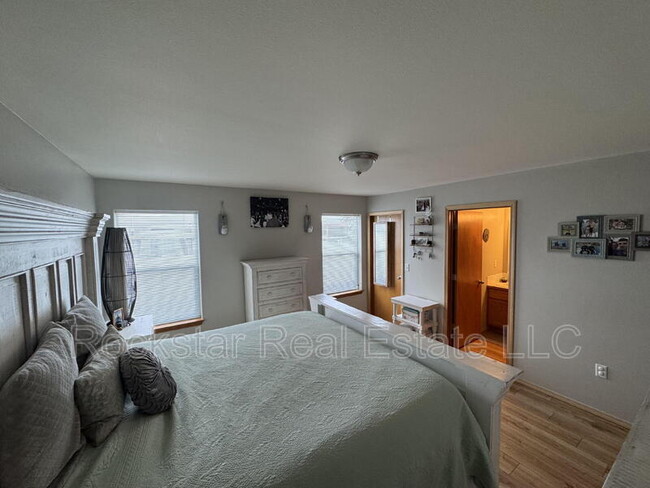 Foto del edificio - 1707 W Pleasant Ln