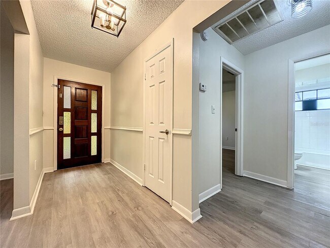 Building Photo - 722 W Alamo Dr