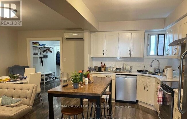 Photo du bâtiment - 1074 Bloor St W