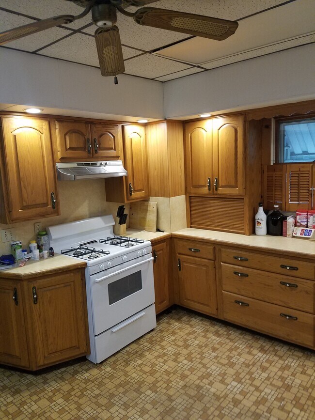 Kitchen-3 - 271 S Main Rd