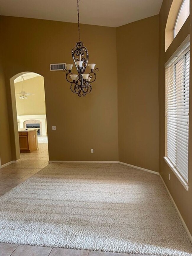 Building Photo - 3 Bedroom and 2 Bath with pool in Gilbert!