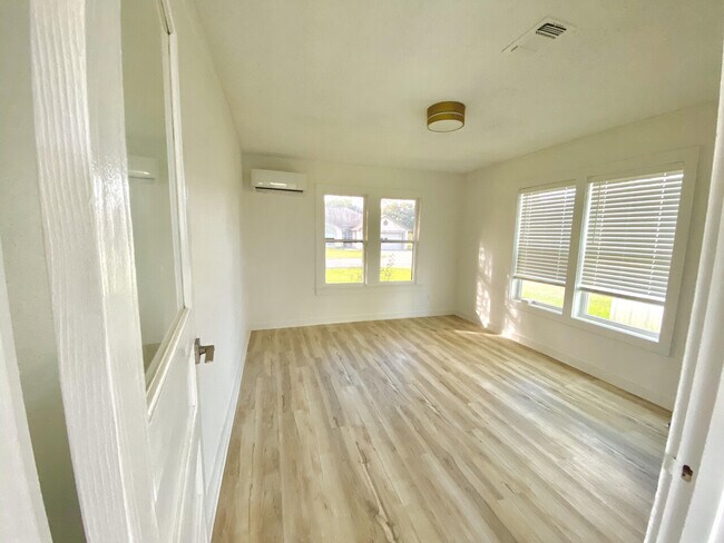Building Photo - 114 Hollaway Ave #B