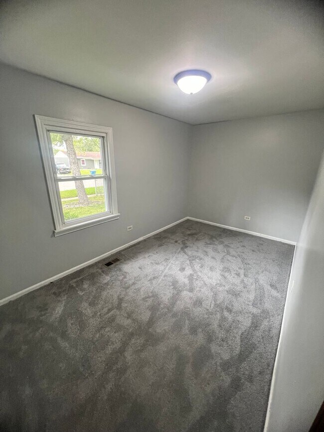 Building Photo - 3 bedroom 1 bathroom home for rent in Sauk...