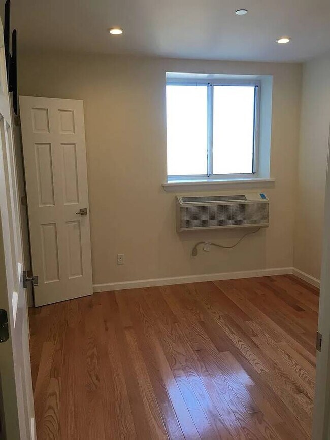 Foto del edificio - 46-25-25 Queens Blvd