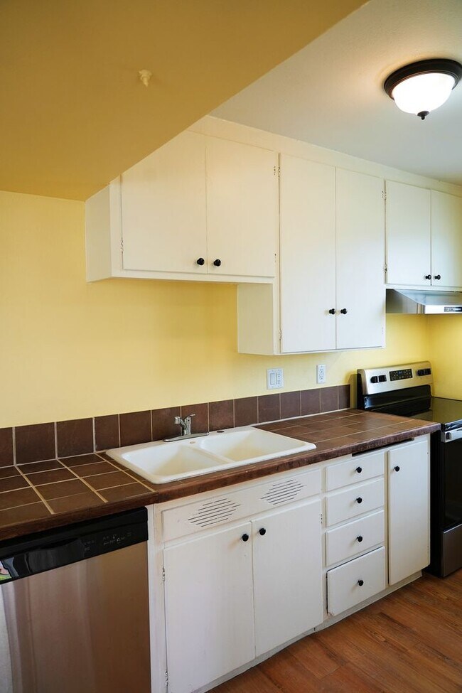 Building Photo - Immaculate, move in ready 2 bedroom 1 bath...