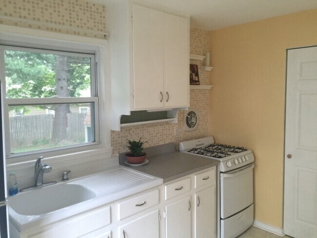Building Photo - 20 Elmhurst Cir