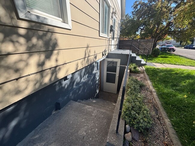 Building Photo - 650 N 10th Ave