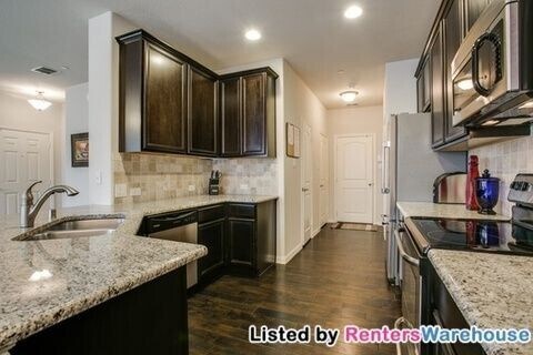 Foto del edificio - MOVE IN READY - Spacious 2-story townhouse...