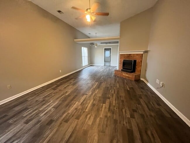 Photo - Renovated 3 Bedroom 2 Bath Home with 2 Car Garage for Rent!!