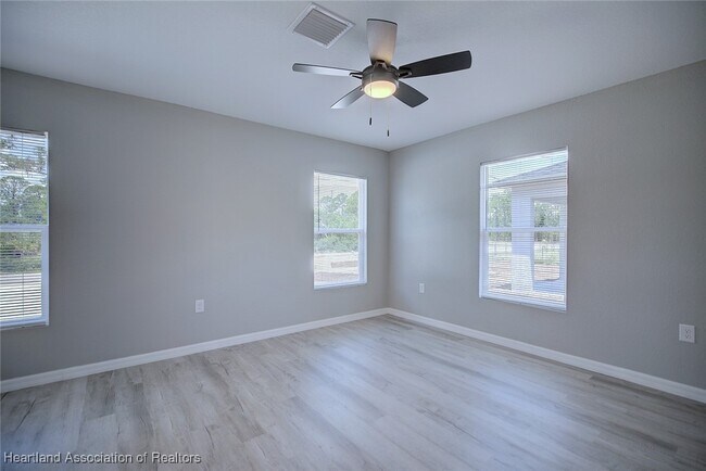 Building Photo - 542 Vanguard Ave NW