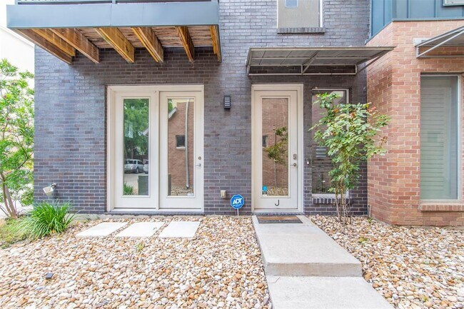 Building Photo - 1205 Kinney Ave