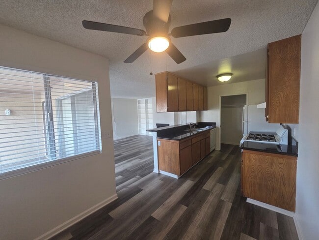 Building Photo - 2 Bedroom Condo for Rent