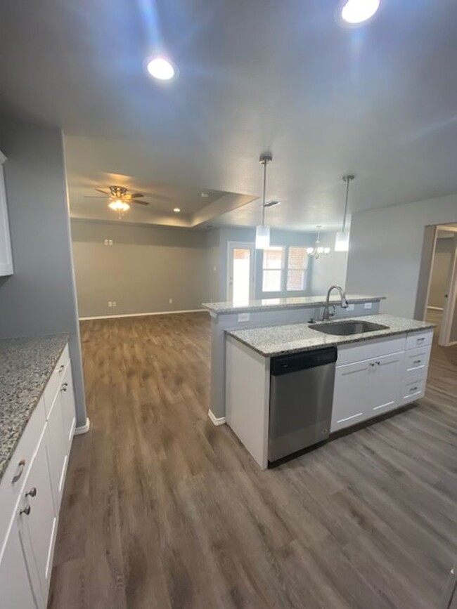 Foto del edificio - 3 Bed 2 Bath Home Available Fall 2024!