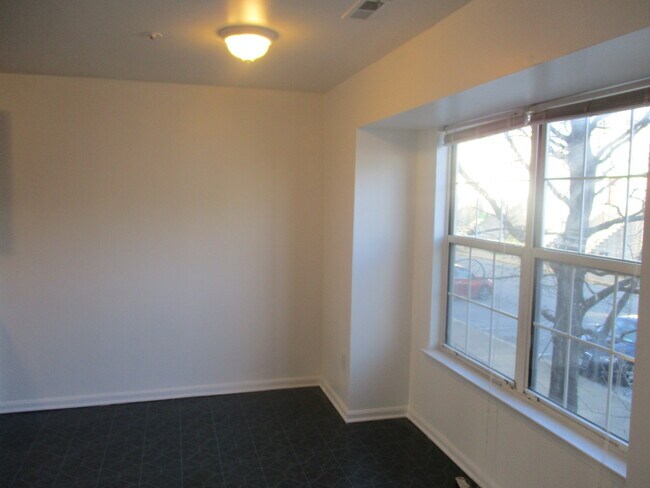 Building Photo - Newly Updated 3 BR/1.5 BA Townhome in Dist...