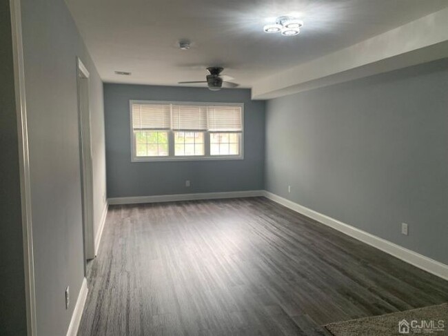 Building Photo - 396 College Dr