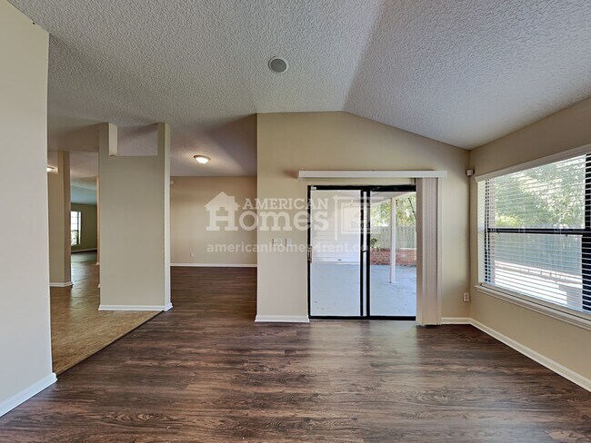 Foto del edificio - 562 W Lady Lake Road