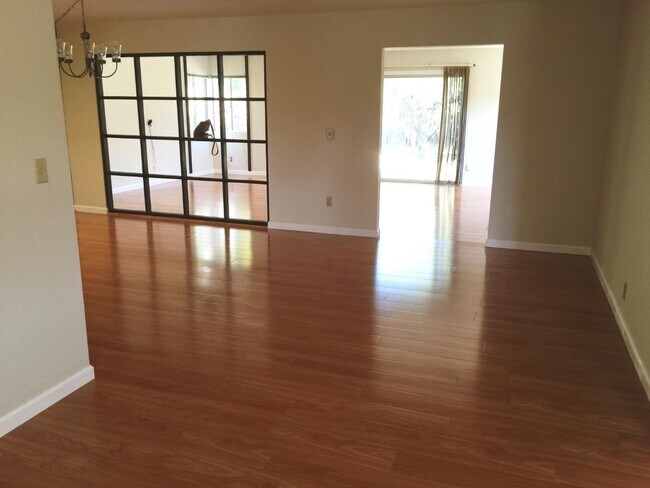Foto del edificio - 1376 Brookglen Dr