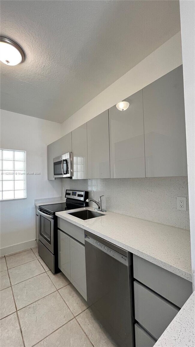 Foto del edificio - 695 SW 11th St