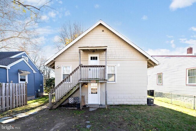 Building Photo - 1305 Sylvan Dr