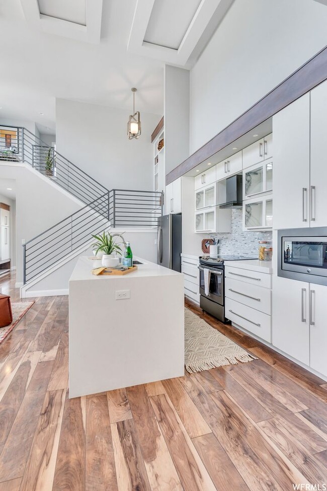 Building Photo - Spectacular 5 Bed 3.5 Bath Townhome in Day...