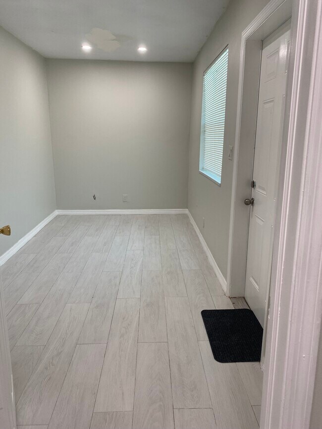 Building Photo - 1776 Lauderdale Manor Dr