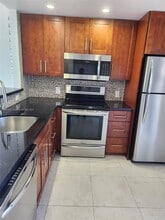 Building Photo - 3301 N Country Club Dr