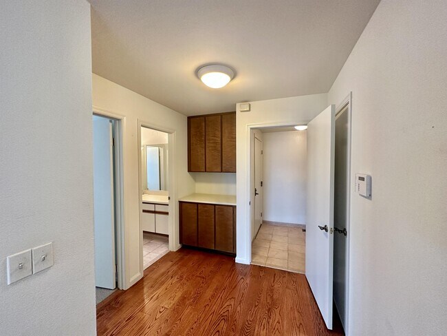 Building Photo - 6031 Ridgemont Dr