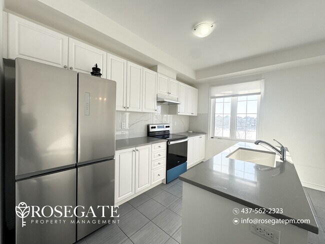 Photo du bâtiment - Spacious 3-Bedroom Freehold Townhouse with Garage & Backyard in Brampton